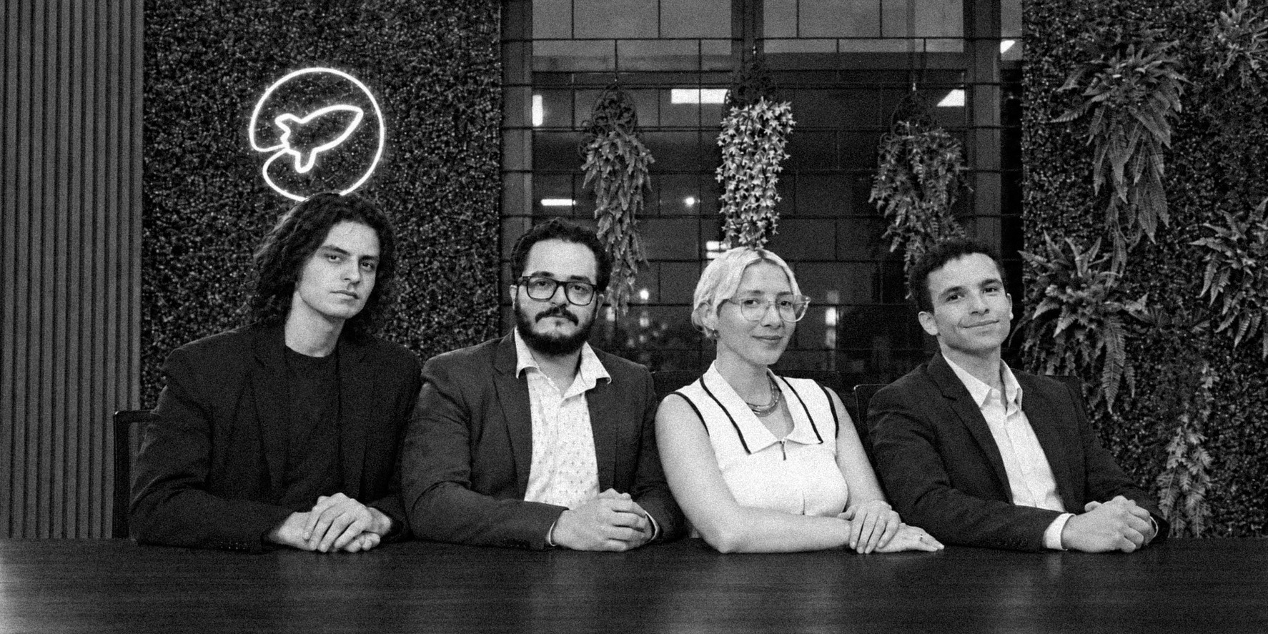 Time da Korax reunido à mesa no escritório.