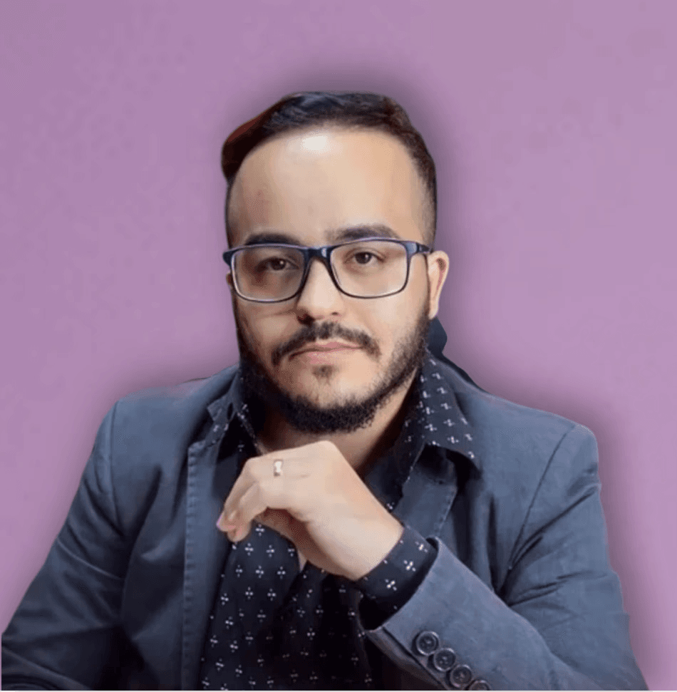 Fotografia real de Macleure Santos, de óculos e blazer, integrada a manchas de aquarela violeta e lilás.
